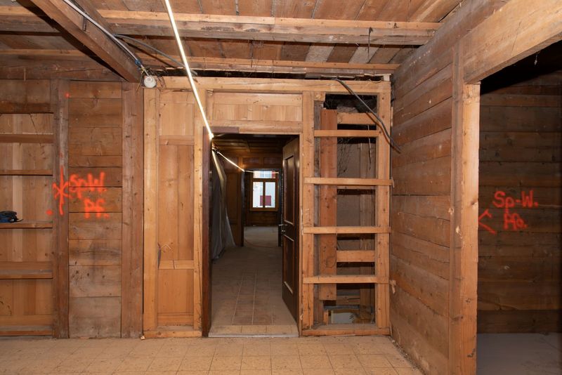 Sanierung des denkmalgeschützten Hotel Kreuz in Romoos – Bauphase | Eingang Gaststube